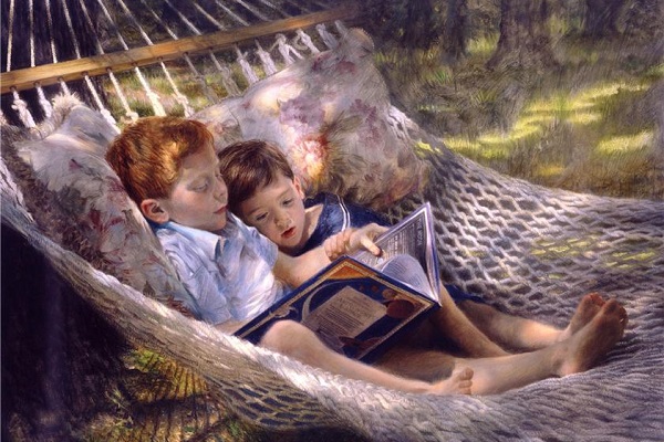 Дети читают в гамаке